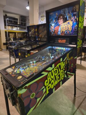 AUSTIN POWERS STERN PINBALL FLIPPER (P2072)