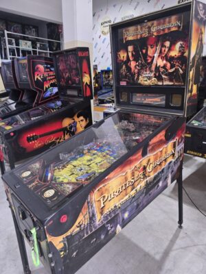 PIRATES OF THE CARIBBEAN STERN PINBALL FLIPPER (P2274)